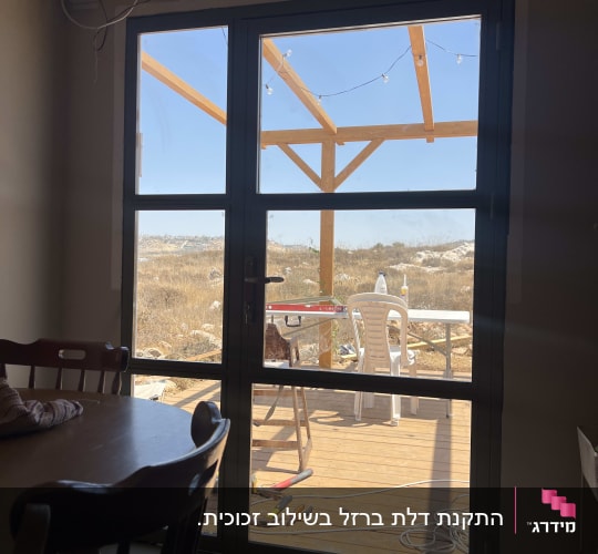 דלת וחלונות מברזל בפרופיל בלגי ביציאה למרפסת דק